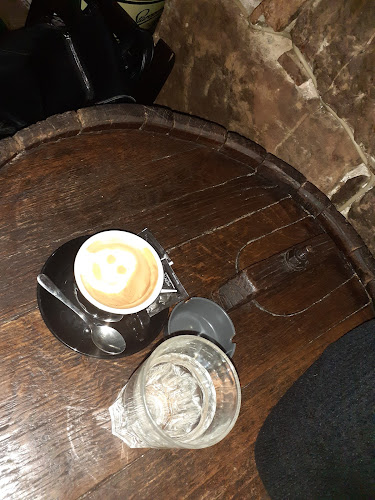Kava na drvenom stolu